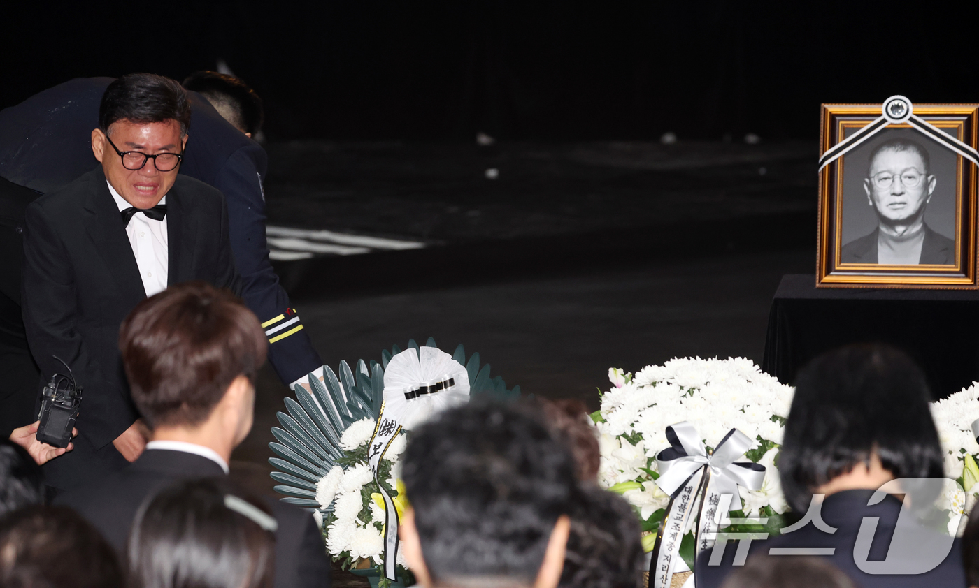 (서울=뉴스1) 김명섭 기자 = 28일 서울 영등포구 여의도 KBS 개그콘서트 녹화 세트장에서 열린 코미디언 고(故) 전유성의 노제에서 후배 엄용수가 작별인사를 하고 있다. 202 …