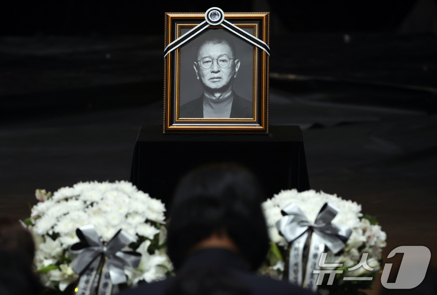 (서울=뉴스1) 김명섭 기자 = 28일 서울 영등포구 여의도 KBS 개그콘서트 녹화 세트장에서 열린 코미디언 고(故) 전유성의 노제에서 영정이 놓여져 있다. 2025.9.28/뉴스 …