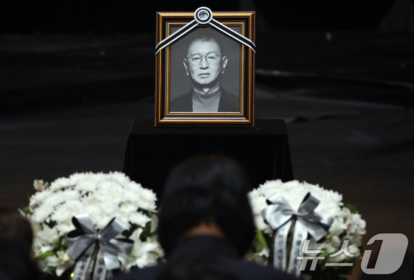 본문 이미지 - 28일 서울 영등포구 여의도 KBS 개그콘서트 녹화 세트장에서 열린 코미디언 고&#40;故&#41; 전유성의 노제에서 영정이 놓여져 있다. 2025.9.28/뉴스1 ⓒ News1 김명섭 기자
