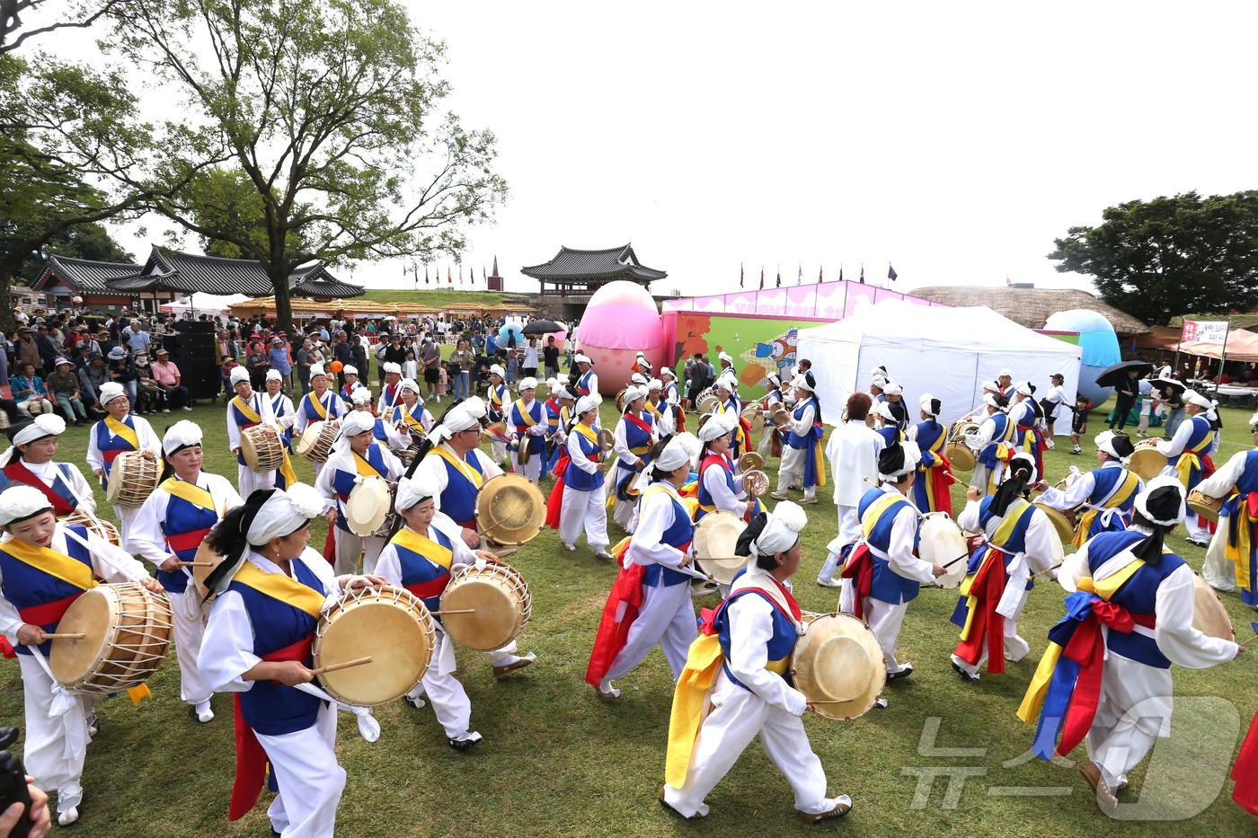 (서산=뉴스1) 김기태 기자 = 28일 충남 서산 해미읍성 일원에서 열린 제22회 서산해미읍성축제에서 한국농학보존협회 서산시지회가 풍물 공연을 선보이고 있다.(서산문화재단 제공. …