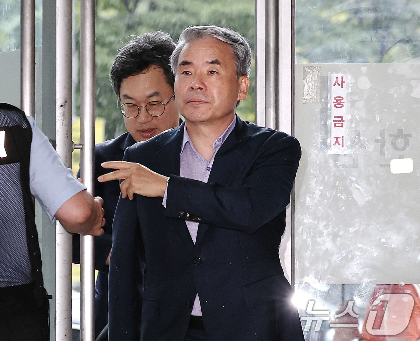 (서울=뉴스1) 구윤성 기자 = 이종섭 전 국방부 장관이 28일 오전 서울 서초구 순직해병특검 사무실에서 피의자 조사를 받기 위해 출석하고 있다. 2025.9.28/뉴스1