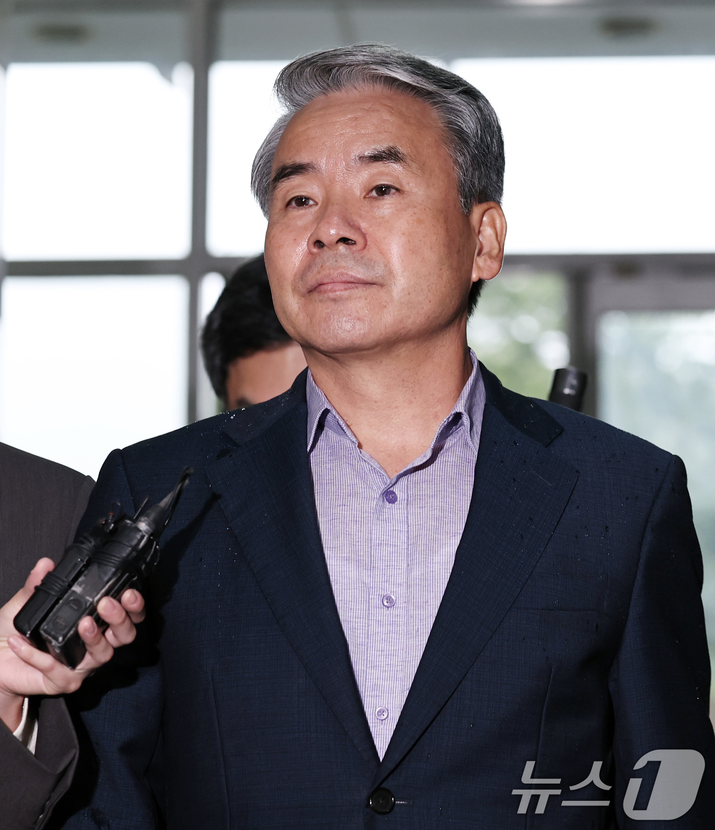 (서울=뉴스1) 구윤성 기자 = 이종섭 전 국방부 장관이 28일 오전 서울 서초구 순직해병특검 사무실에서 피의자 조사를 받기 위해 출석하고 있다. 2025.9.28/뉴스1