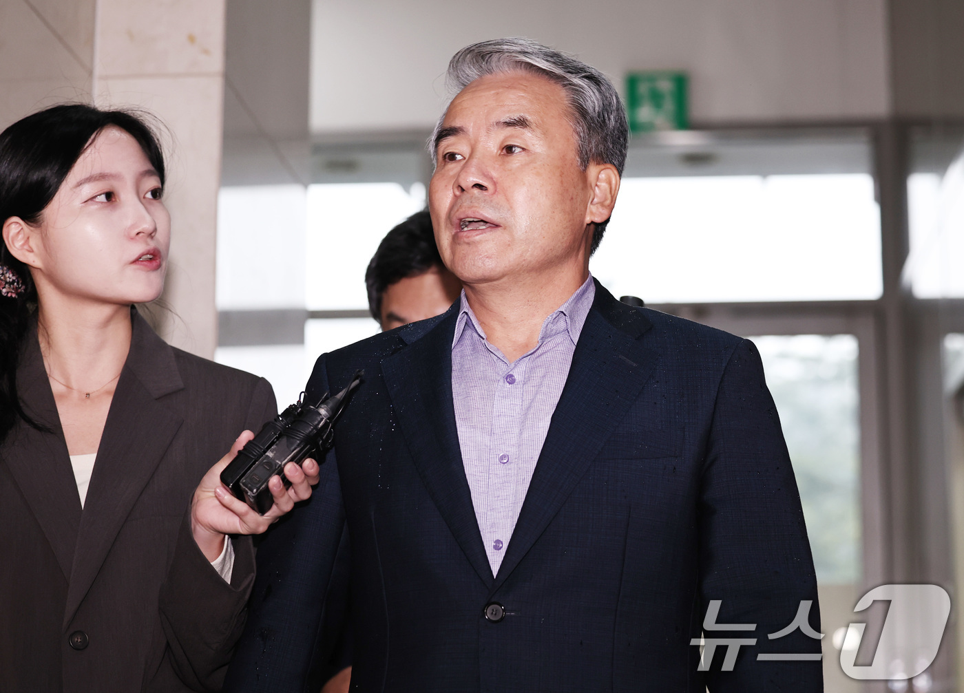 (서울=뉴스1) 구윤성 기자 = 이종섭 전 국방부 장관이 28일 오전 서울 서초구 순직해병특검 사무실에서 피의자 조사를 받기 위해 출석하고 있다. 2025.9.28/뉴스1