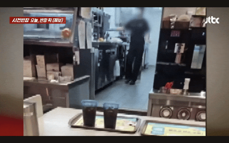 본문 이미지 - 쓰레기 만진 손으로 햄버거를 제조하는 장면. (JTBC '사건반장')