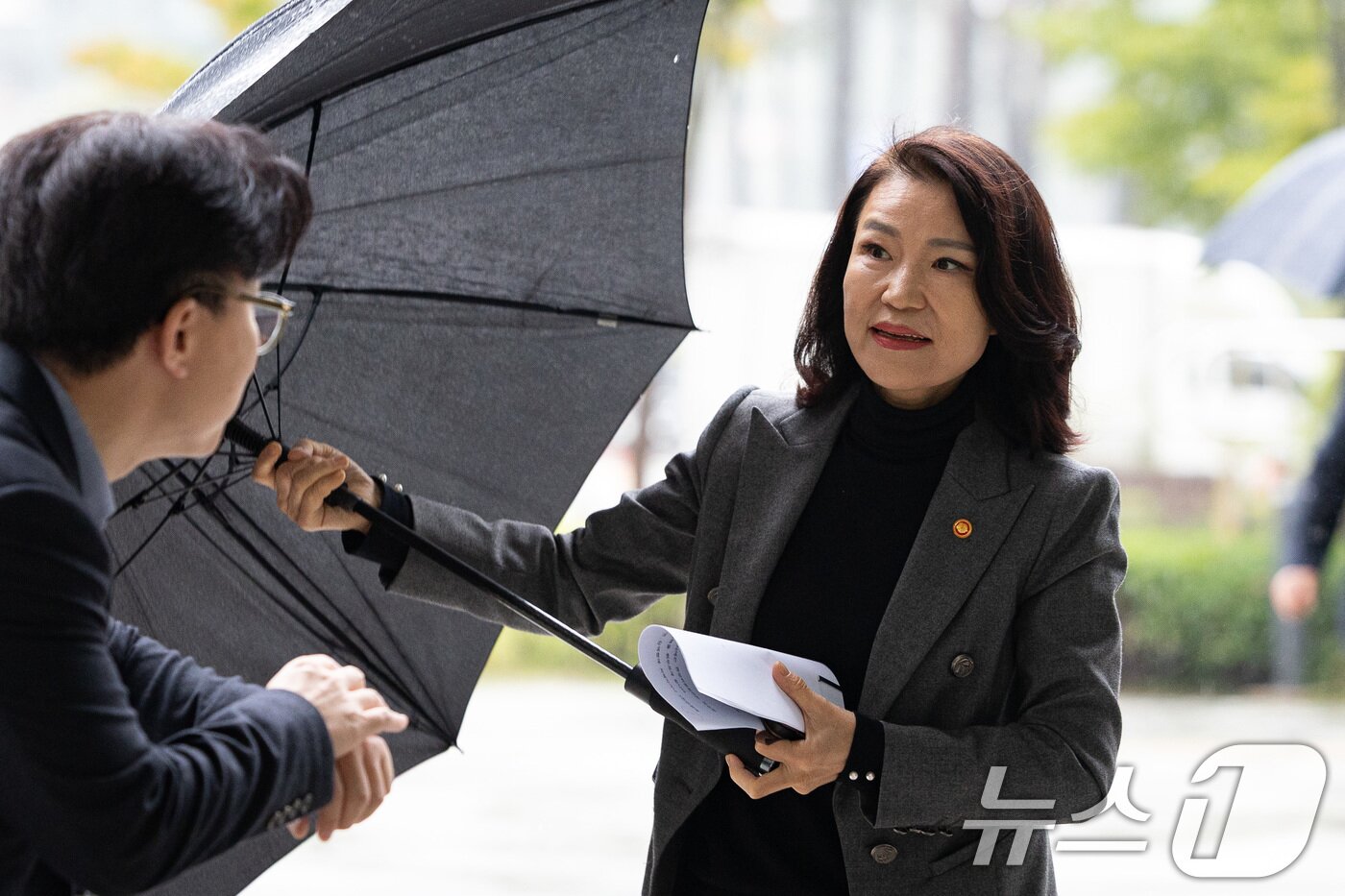본문 이미지 - 이진숙 방송통신위원장이 방송미디어통신위원회 설치법 통과에 따른 입장을 밝히기 위해 28일 서울 여의도 국회 소통관에 들어서고 있다. 2025.9.28/뉴스1 ⓒ News1 유승관 기자