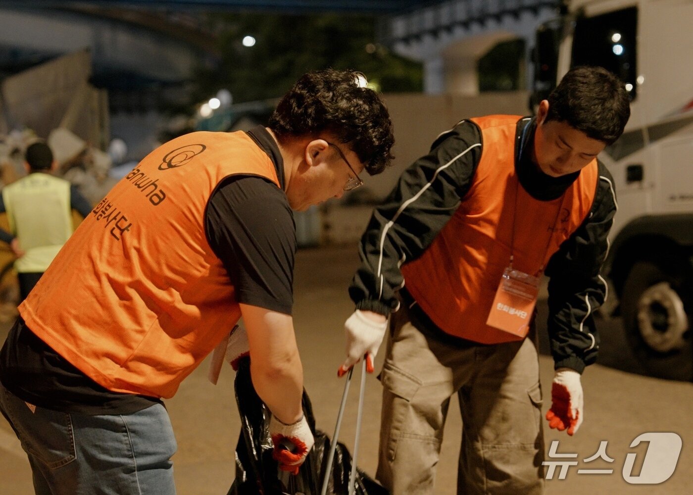 본문 이미지 - ㈜한화 임직원 봉사단의 클린 캠페인 활동 모습.&#40;한화그룹 제공&#41; 