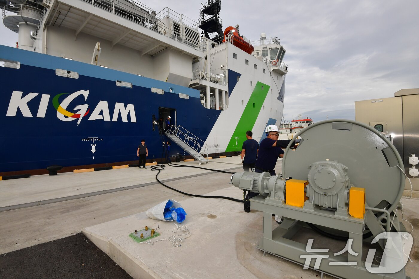 본문 이미지 - 28일 오전 한국지질자원연구원의 물리탐사선 탐해 3호(6000톤급)가 경북 포항시 북구 여객선터미널 옆에 있는 전용부두에 첫 입항했다. 10월 중순 출항 예정으로 선원들이 전용부두에  있는 전기설비를 이용 충전 작업을 하고 있다. ⓒ News1 최창호 기자