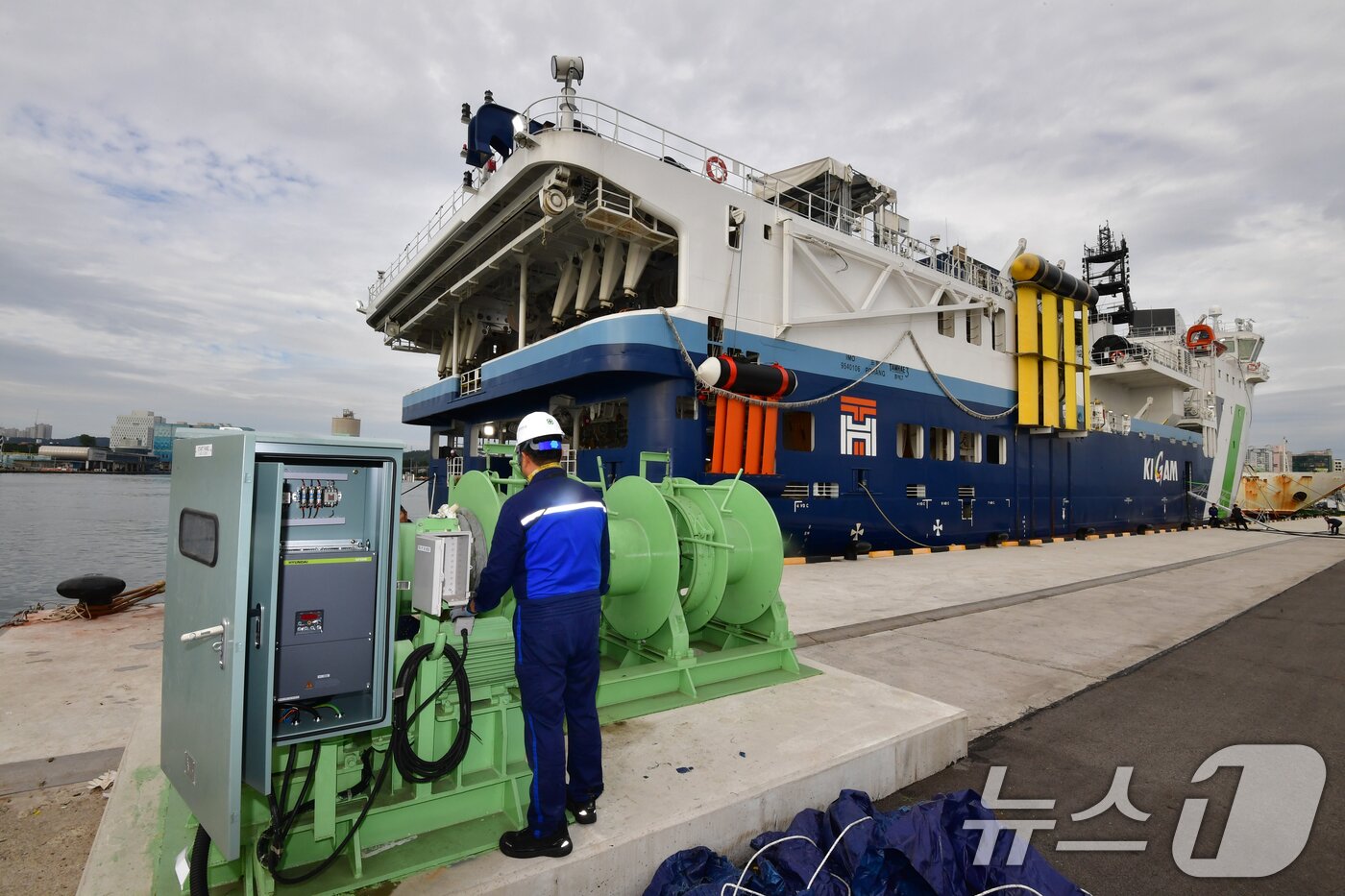 본문 이미지 - 28일 오전 한국지질자원연구원의 물리탐사선 탐해 3호(6000톤급)가 경북 포항시 북구 여객선터미널 옆에 있는 전용부두에 첫 입항했다.ⓒ News1 최창호 기자