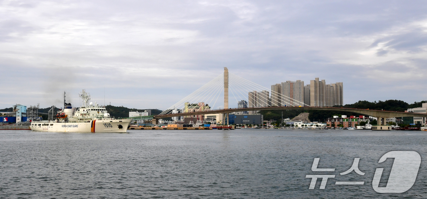 (포항=뉴스1) 최창호 기자 = 28일 경북 포항시 북구 해오름대교 마무리공사가 한창인 가운데 포항해경 1500톤급 대형함정이 전용부두에서 출항하고 있다.  2025.9.28/뉴스 …