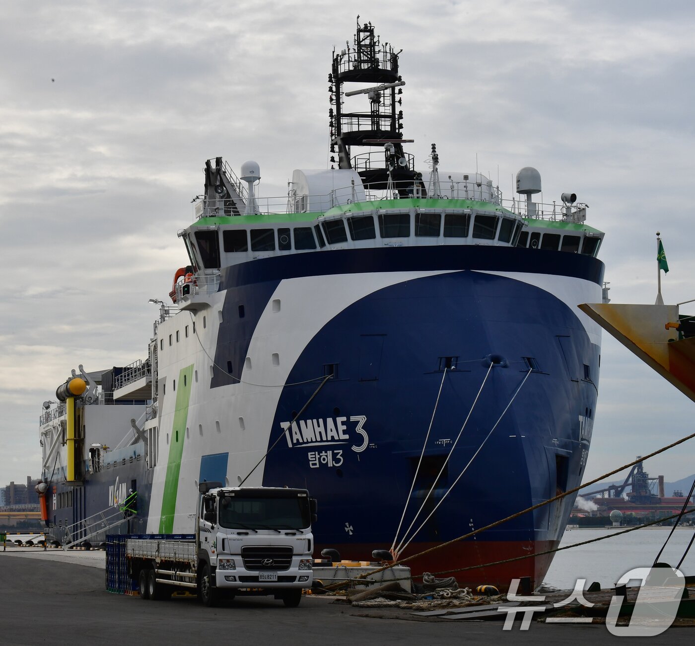 본문 이미지 - 28일 오전 한국지질자원연구원의 물리탐사선 탐해 3호(6000톤급)가 경북 포항시 북구 여객선터미널 옆에 있는 전용부두에 첫 입항했다. 충전 및 물품 보급을 받은 후 10월 중순 출항할 예정인 것으로 알려졌다. 2025.9.28/뉴스1 ⓒ News1 최창호 기자