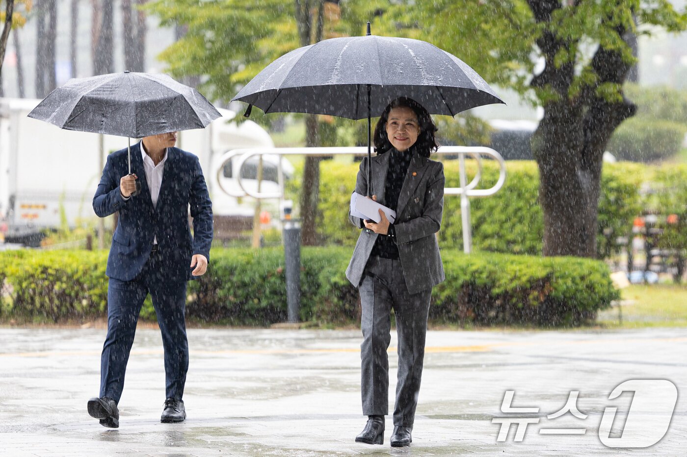 본문 이미지 - 이진숙 방송통신위원장이 방송미디어통신위원회 설치법 통과에 따른 입장을 밝히기 위해 28일 서울 여의도 국회 소통관에 들어서고 있다. 2025.9.28/뉴스1 ⓒ News1 유승관 기자