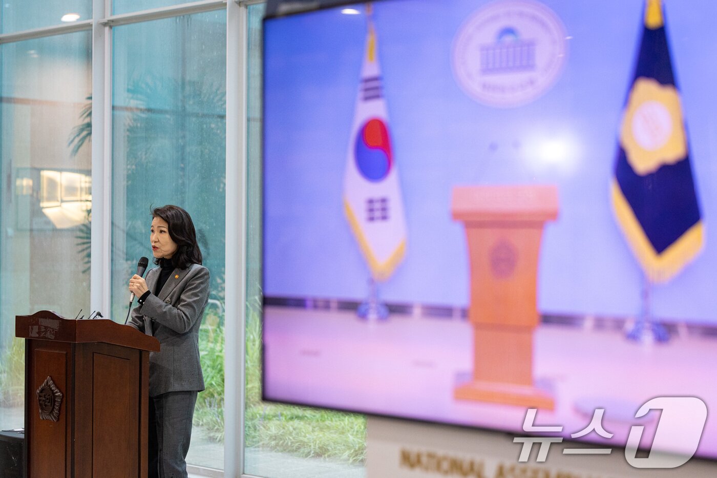 본문 이미지 - 이진숙 방송통신위원장이 28일 서울 여의도 국회 소통관에서 기자회견을 열고 방송미디어통신위원회 설치법 통과에 따른 입장을 밝히고 있다. 김장겸 의원 측은 주말 소통관 기자회견 사용은 의원만 가능하다는 규정에 따라 이진숙 방통위원장의 기자회견장 출입이 거절됐다고 밝혔다. 2025.9.28/뉴스1 ⓒ News1 유승관 기자