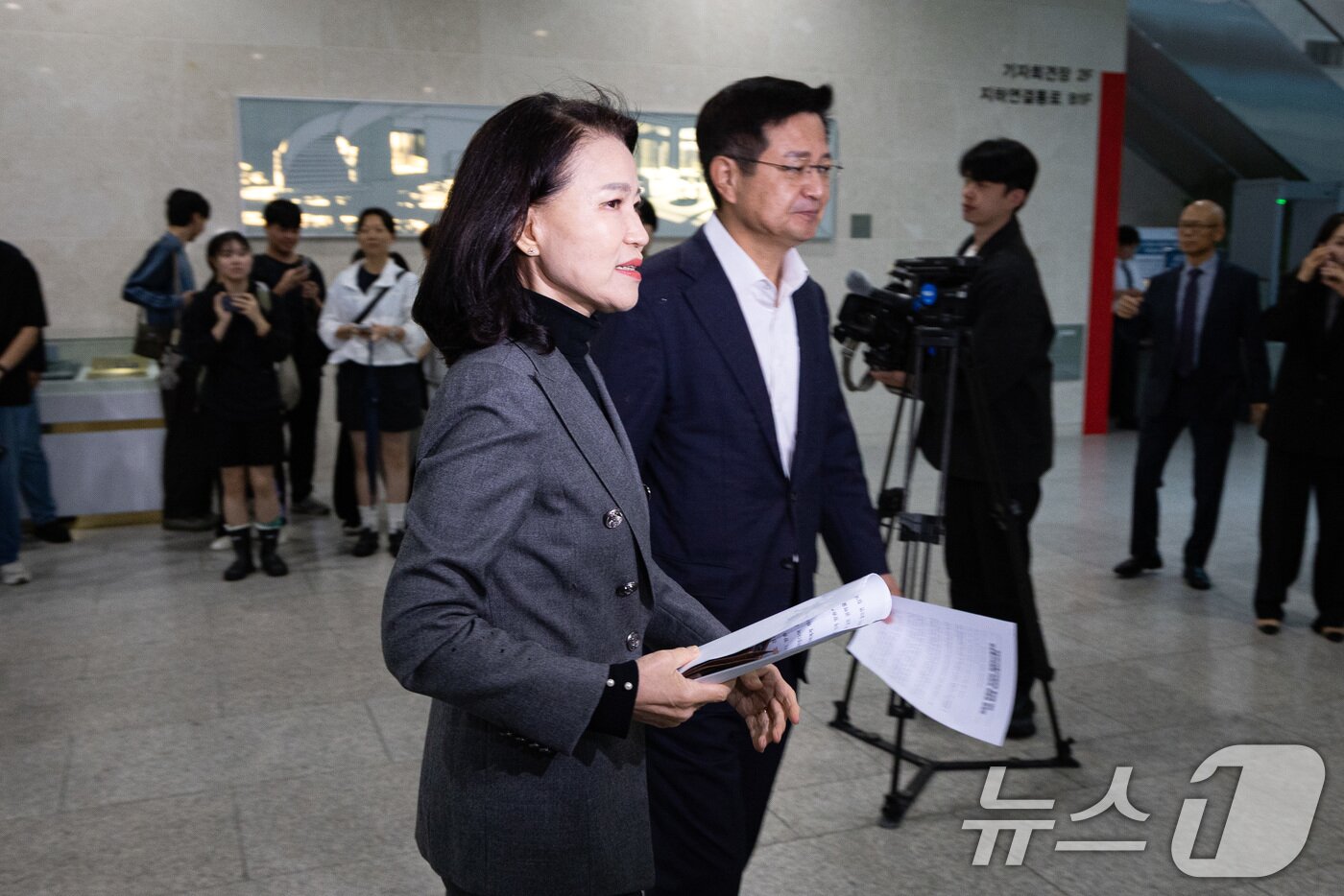 본문 이미지 - 이진숙 방송통신위원장이 방송미디어통신위원회 설치법 통과에 따른 입장을 밝히기 위해 28일 서울 여의도 국회 소통관에 들어서고 있다. 2025.9.28/뉴스1 ⓒ News1 유승관 기자