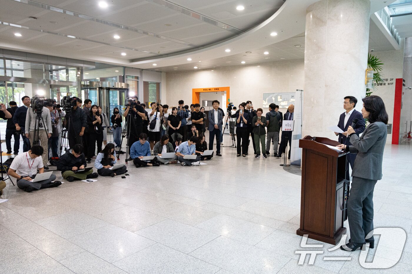 본문 이미지 - 이진숙 방송통신위원장이 28일 서울 여의도 국회 소통관에서 기자회견을 열고 방송미디어통신위원회 설치법 통과에 따른 입장을 밝히고 있다. 2025.9.28/뉴스1 ⓒ News1 유승관 기자