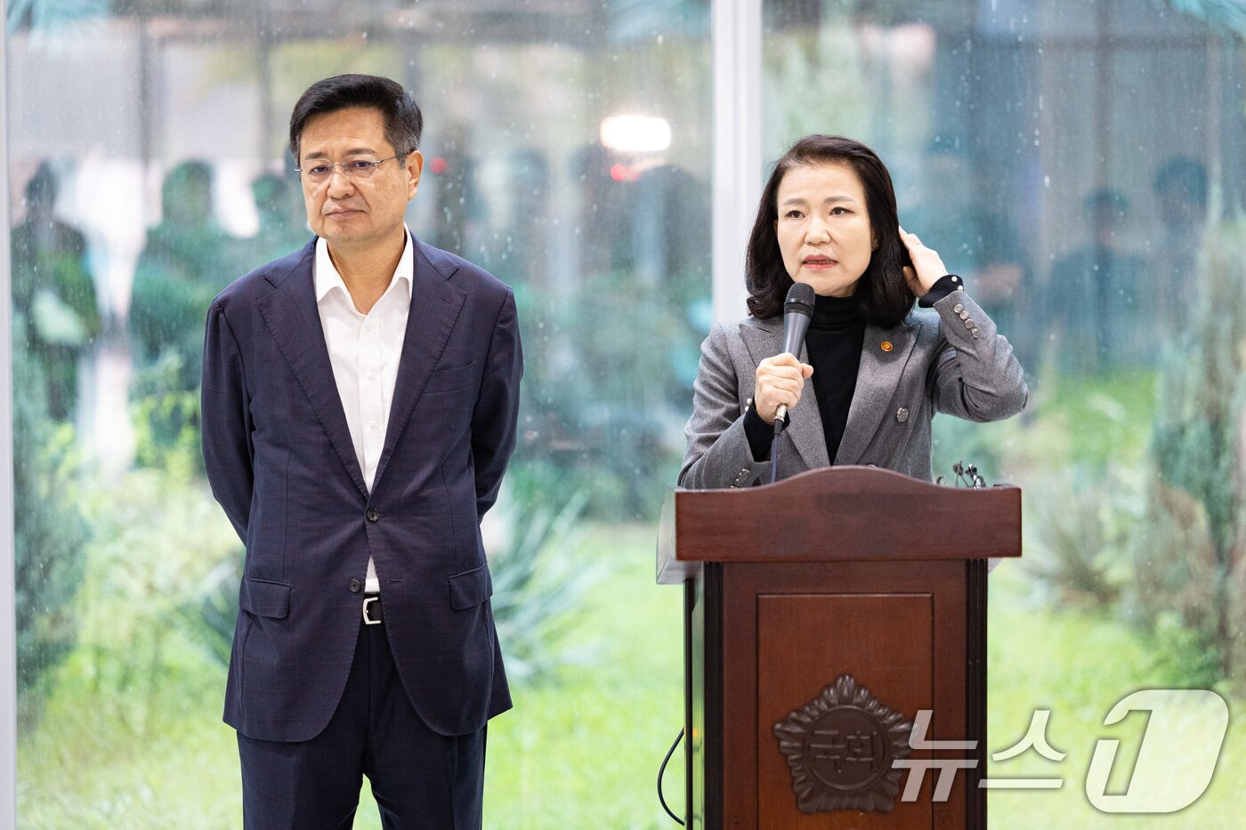 본문 이미지 - 이진숙 방송통신위원장이 28일 서울 여의도 국회 소통관에서 기자회견을 열고 방송미디어통신위원회 설치법 통과에 따른 입장을 밝힌 후 취재진 질문에 답하고 있다. 왼쪽은 김장겸 국민의힘 의원. 2025.9.28/뉴스1 ⓒ News1 유승관 기자