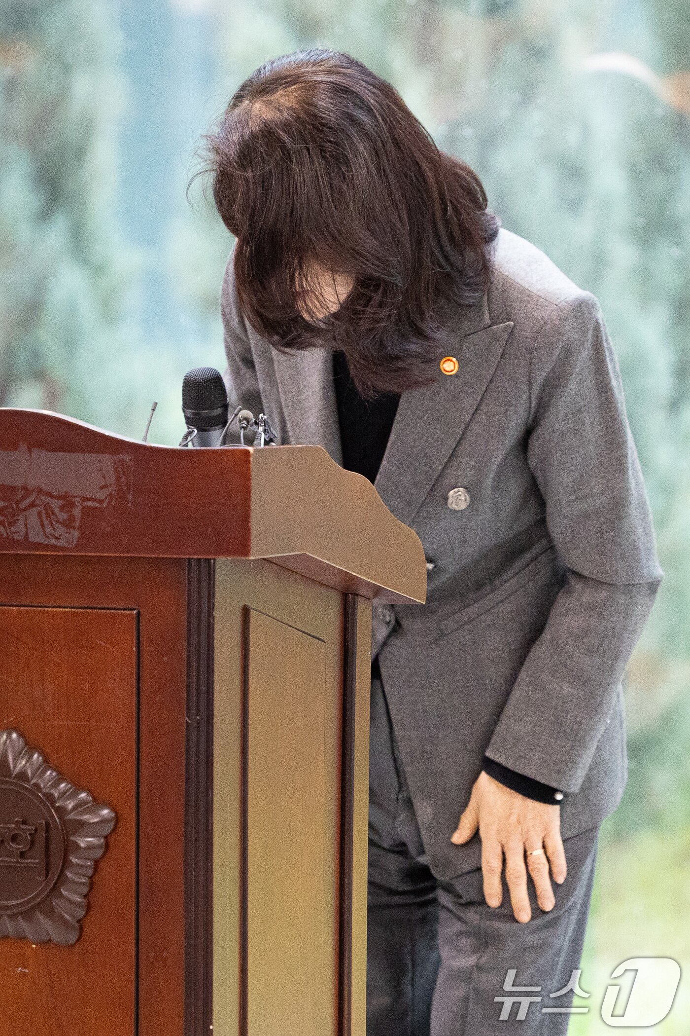 본문 이미지 - 이진숙 방송통신위원장이 28일 서울 여의도 국회 소통관에서 기자회견을 열고 방송미디어통신위원회 설치법 통과에 따른 입장을 밝힌 후 고개 숙여 인사하고 있다. 2025.9.28/뉴스1 ⓒ News1 유승관 기자