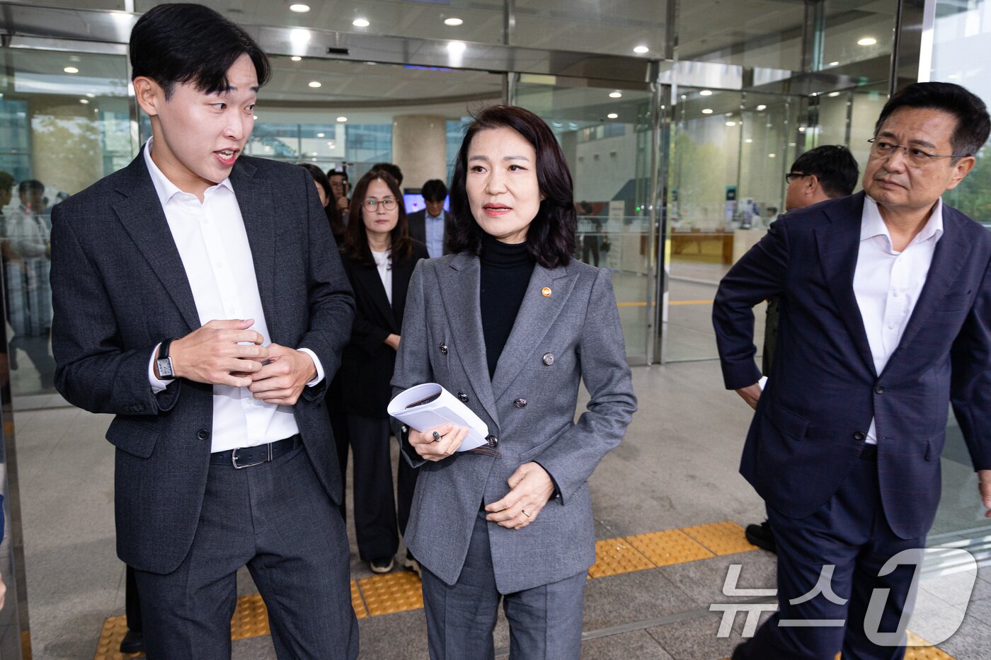 본문 이미지 - 이진숙 방송통신위원장이 28일 서울 여의도 국회 소통관에서 기자회견을 열고 방송미디어통신위원회 설치법 통과에 따른 입장을 밝힌 후 이동하고 있다. 2025.9.28/뉴스1 ⓒ News1 유승관 기자