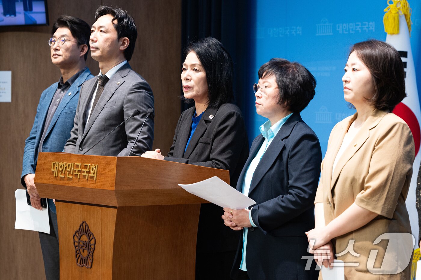 본문 이미지 - 최민희 국회 과학기술정보방송통신위원장과 더불어민주당, 조국혁신당 과방위원들이 28일 서울 여의도 국회 소통관에서 방송미디어통신위원회 설치법 의결 관련 기자회견을 하고 있다. 왼쪽부터 더불어민주당 노종면, 이정헌, 최 위원장, 김현, 이주희, 조국혁신당 이해민 의원. 2025.9.28/뉴스1 ⓒ News1 유승관 기자