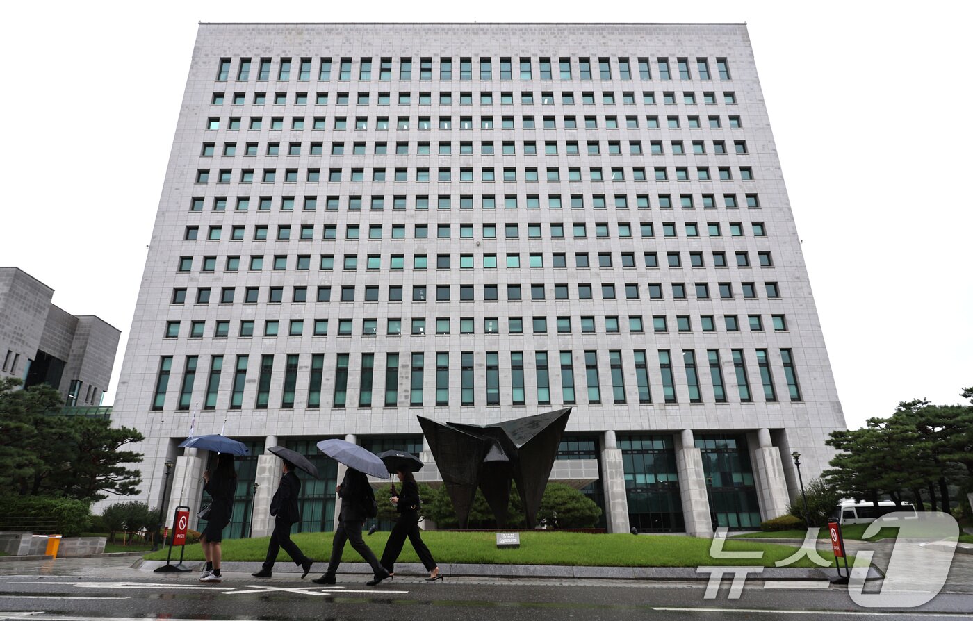 본문 이미지 - 검찰청 폐지를 골자로 하는 정부조직법 개정안이 국회를 통과한 가운데 검찰이 3개월 넘게 처리하지 못한 장기미제 사건이 2만 건을 넘은 것으로 나타났다.  사진은  서울 서초구 대검찰청의 모습. 2025.9.28 ⓒ 뉴스1 구윤성 기자