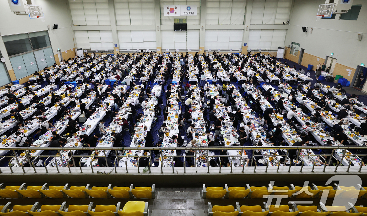 (서울=뉴스1) 오대일 기자 = 28일 서울 노원구 삼육대학교 체육관에서 열린 2026학년도 아트앤디자인학과 수시모집 미술 실기고사에서 수험생들이 평소 갈고 닦은 실력을 뽐내고 있 …