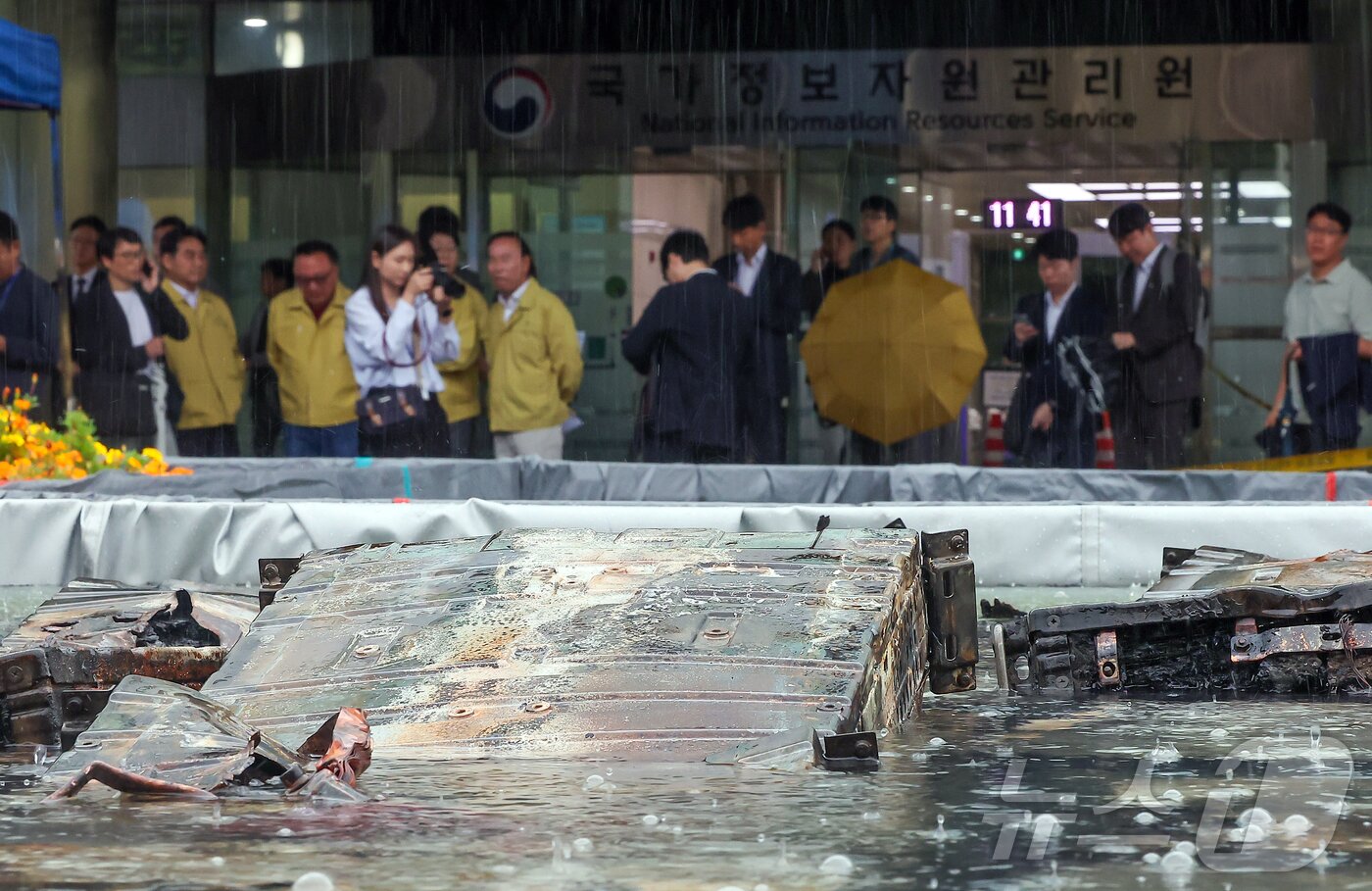 본문 이미지 - 대전 유성구 국가정보자원관리원 화재 현장에 소실된 리튬이온배터리가 소화 수조에 담겨 있다. 2025.9.28/뉴스1 ⓒ News1 김진환 기자