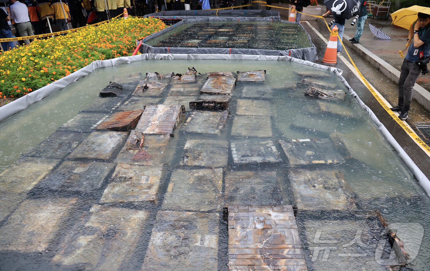 본문 이미지 - 28일 오전 대전 유성구 국가정보자원관리원 화재 현장에 소실된 리튬이온배터리가 소화 수조에 담겨 있다. 2025.9.28/뉴스1 ⓒ News1 김진환 기자