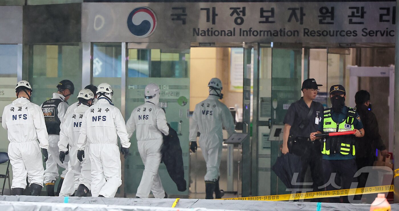 본문 이미지 - 28일 오전 대전경찰청·소방·국립과학수사연구원 등 합동감식반 관계자들이 대전 유성구 국가정보자원관리원&#40;국정자원&#41; 화재현장으로 향하고 있다. 2025.9.28/뉴스1 ⓒ News1 김진환 기자