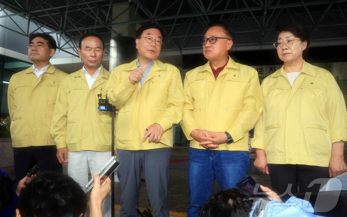 본문 이미지 - 국회 행정안전위원회 야당 간사인 서범수 국민의힘 의원이 28일 오전 대전 유성구 국가정보자원관리원 화재 현장을 방문해 피해 상황 등을 살핀 뒤 취재진 질문에 답하고 있다. 2025.9.28/뉴스1 ⓒ News1 김진환 기자