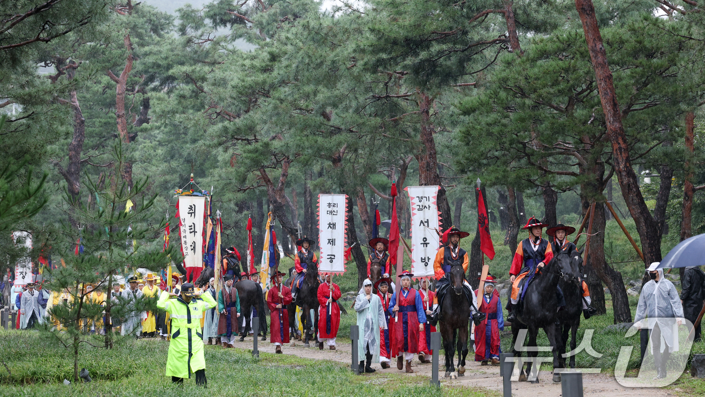 (수원=뉴스1) 김영운 기자 = '2025 정조대왕 능행차 공동재현' 행사가 열린 28일 경기 수원시 장안구 노송지대에서 능행차 행렬이 화성행궁으로 향하고 있다. 2025.9.28 …