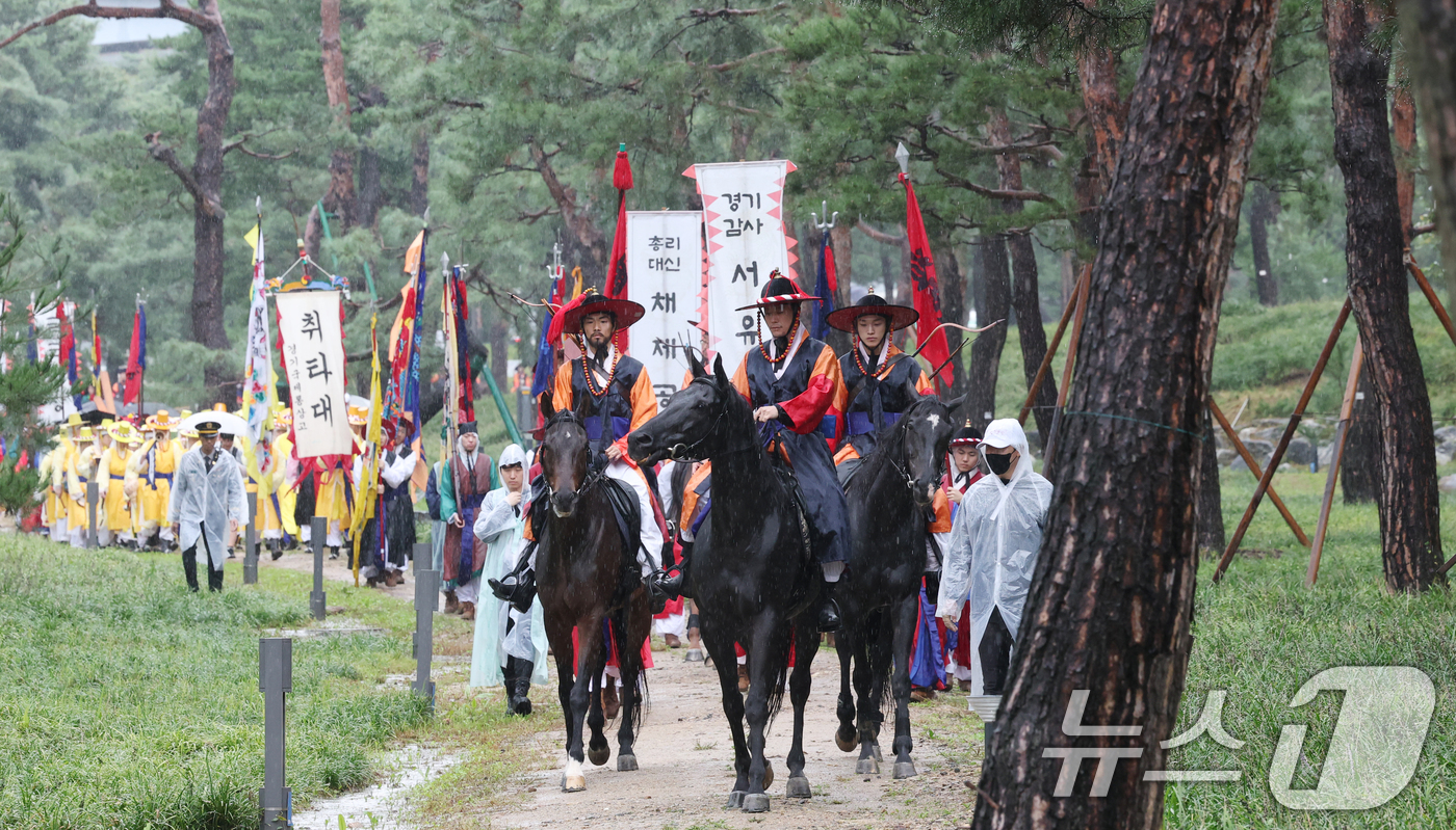 (수원=뉴스1) 김영운 기자 = '2025 정조대왕 능행차 공동재현' 행사가 열린 28일 경기 수원시 장안구 노송지대에서 능행차 행렬이 화성행궁으로 향하고 있다. 2025.9.28 …