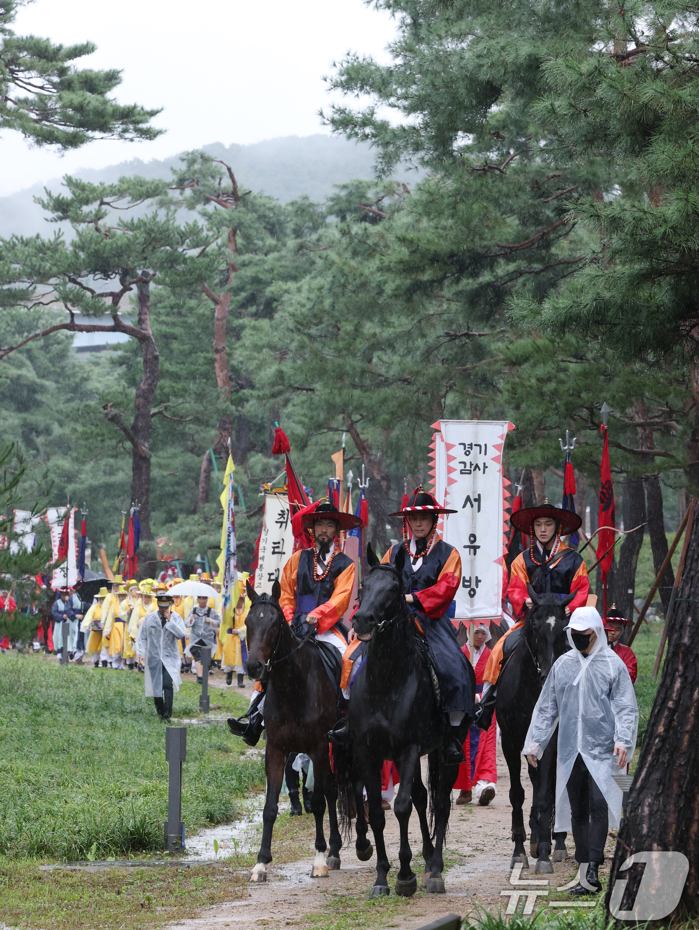 (수원=뉴스1) 김영운 기자 = '2025 정조대왕 능행차 공동재현' 행사가 열린 28일 경기 수원시 장안구 노송지대에서 능행차 행렬이 화성행궁으로 향하고 있다. 2025.9.28 …