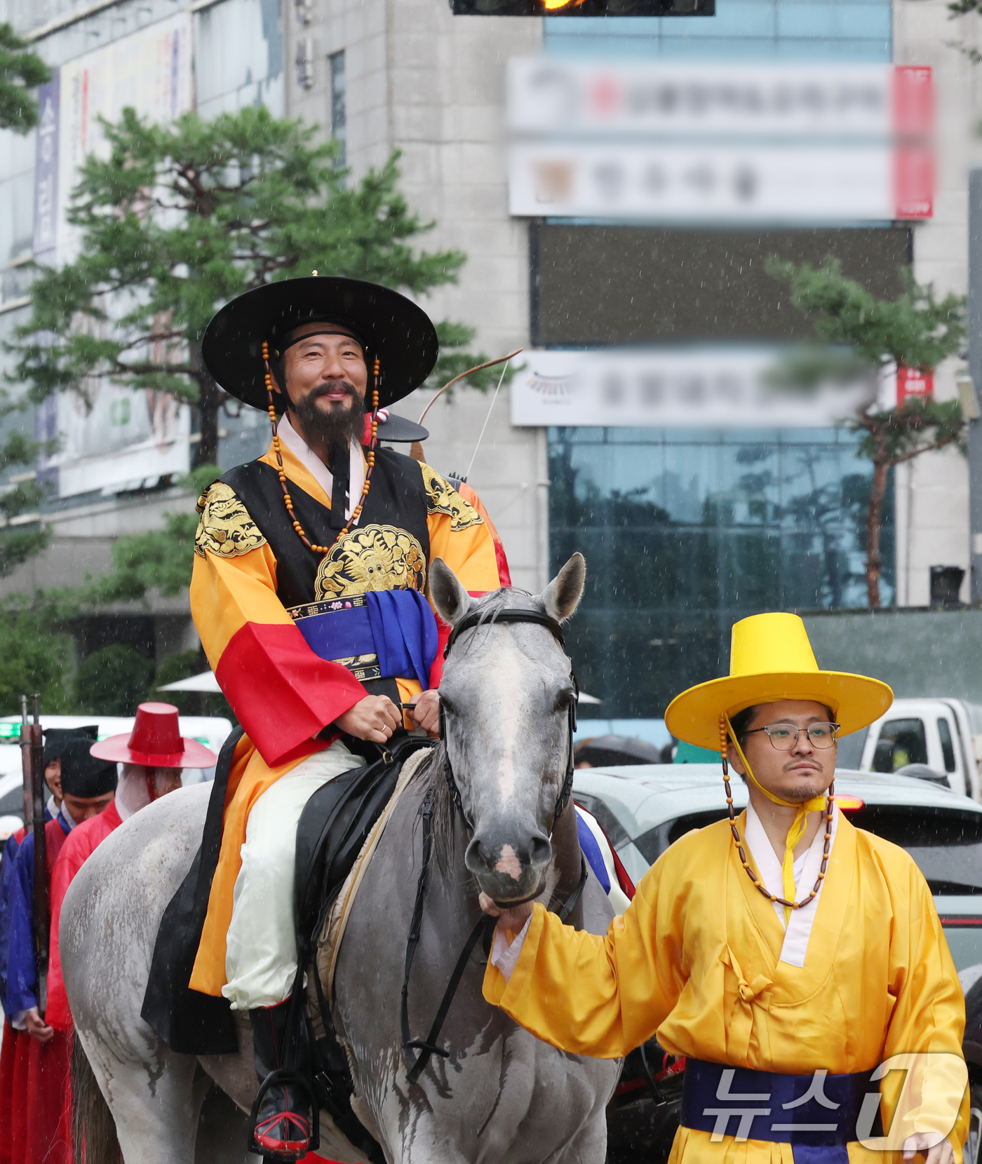 (수원=뉴스1) 김영운 기자 = '2025 정조대왕 능행차 공동재현' 행사가 열린 28일 경기 수원시 장안구 노송지대에서 능행차 행렬이 화성행궁으로 향하고 있다. 2025.9.28 …