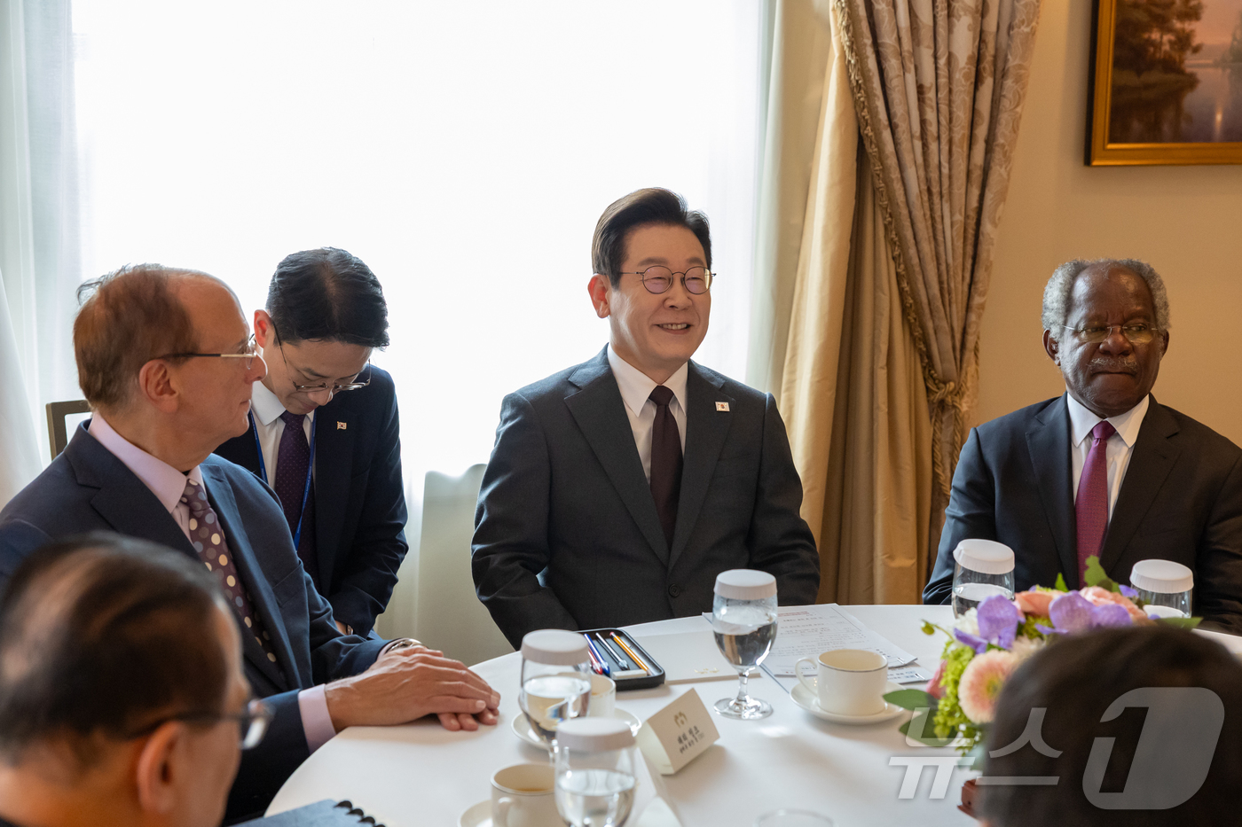 (서울=뉴스1) 이재명 기자 = 이재명 대통령이 22일(현지시간) 미국 뉴욕의 한 호텔에서 세계경제포럼 의장인 래리 핑크 블랙록 회장을 접견하고 있다. (대통령실 제공. 재판매 및 …