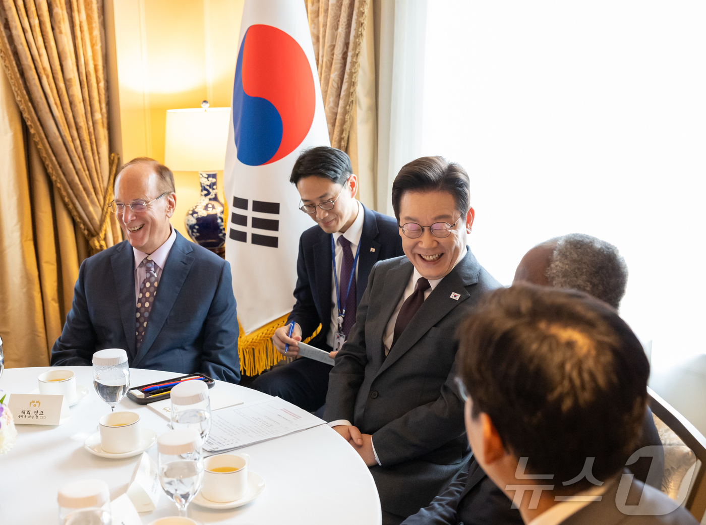 (서울=뉴스1) 이재명 기자 = 이재명 대통령이 22일(현지시간) 미국 뉴욕의 한 호텔에서 세계경제포럼 의장인 래리 핑크 블랙록 회장을 접견하고 있다. (대통령실 제공. 재판매 및 …