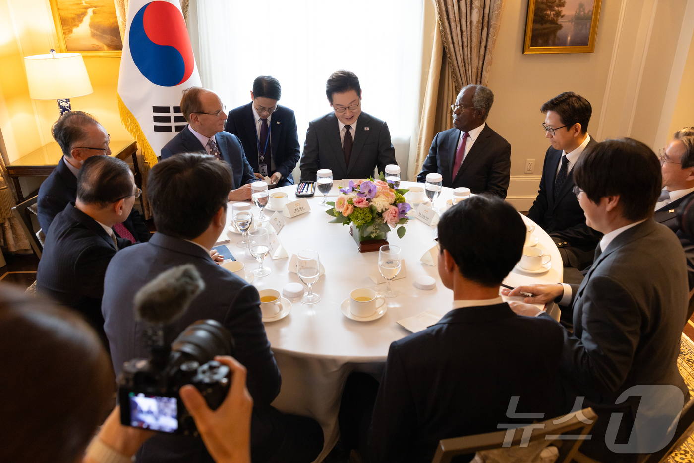 (서울=뉴스1) 이재명 기자 = 이재명 대통령이 22일(현지시간) 미국 뉴욕의 한 호텔에서 세계경제포럼 의장인 래리 핑크 블랙록 회장을 접견하고 있다. (대통령실 제공. 재판매 및 …