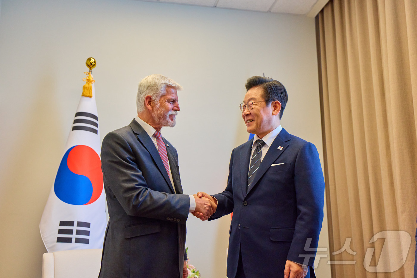 (서울=뉴스1) 이재명 기자 = 이재명 대통령과 페트르 파벨 체코 대통령이 23일(현지시간) 미국 뉴욕 유엔 본부에서 열린 정상회담에 앞서 악수하고 있다. (대통령실 제공. 재판매 …