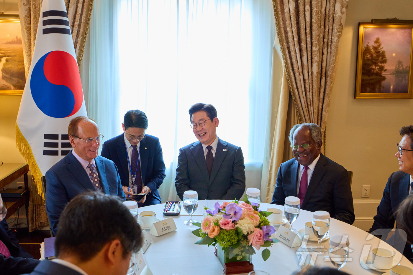 (서울=뉴스1) 이재명 기자 = 이재명 대통령이 22일(현지시간) 미국 뉴욕의 한 호텔에서 세계경제포럼 의장인 래리 핑크 블랙록 회장을 접견하고 있다. (대통령실 제공. 재판매 및 …