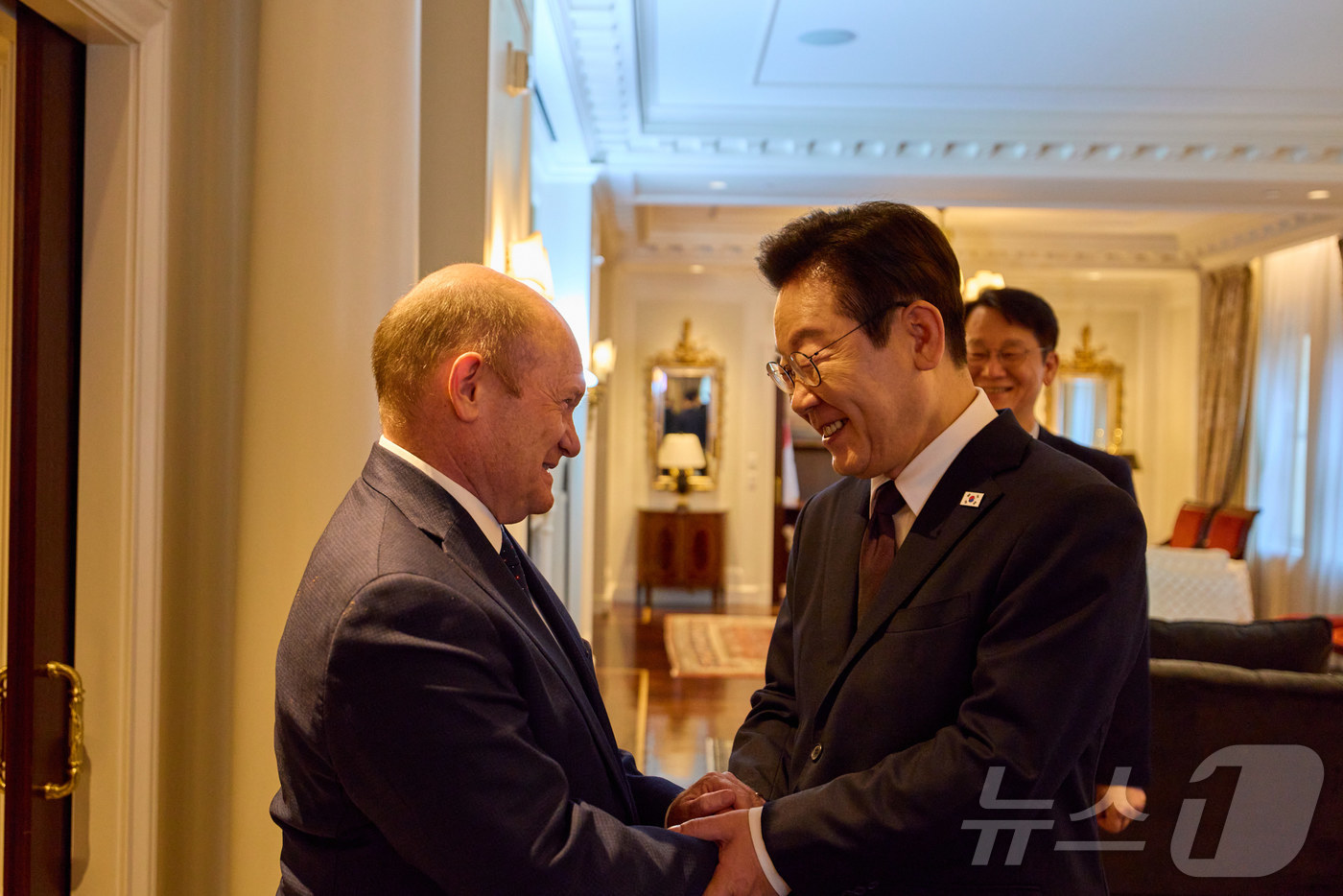 (서울=뉴스1) 이재명 기자 = 이재명 대통령이 22일(현지시간) 미국 뉴욕의 한 호텔에서 미국 상하원 의원들을 접견하고 있다. (대통령실 제공. 재판매 및 DB 금지) 2025. …