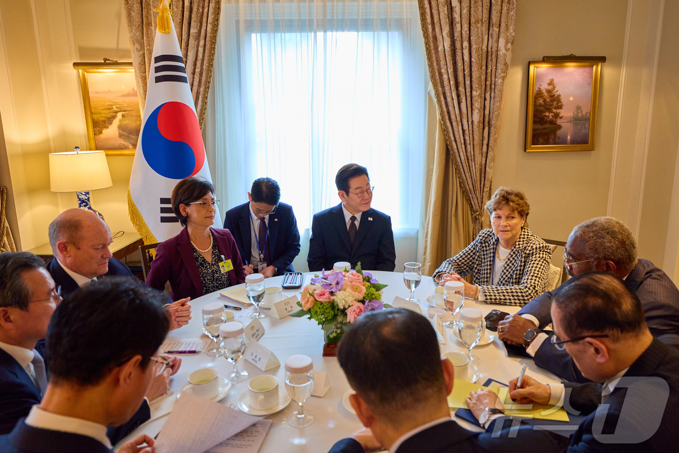 (서울=뉴스1) 이재명 기자 = 이재명 대통령이 22일(현지시간) 미국 뉴욕의 한 호텔에서 미국 상하원 의원들을 접견하고 있다. (대통령실 제공. 재판매 및 DB 금지) 2025. …