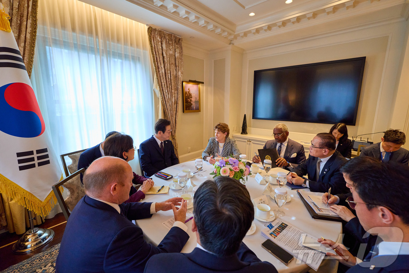 (서울=뉴스1) 이재명 기자 = 이재명 대통령이 22일(현지시간) 미국 뉴욕의 한 호텔에서 미국 상하원 의원들을 접견하고 있다. (대통령실 제공. 재판매 및 DB 금지) 2025. …