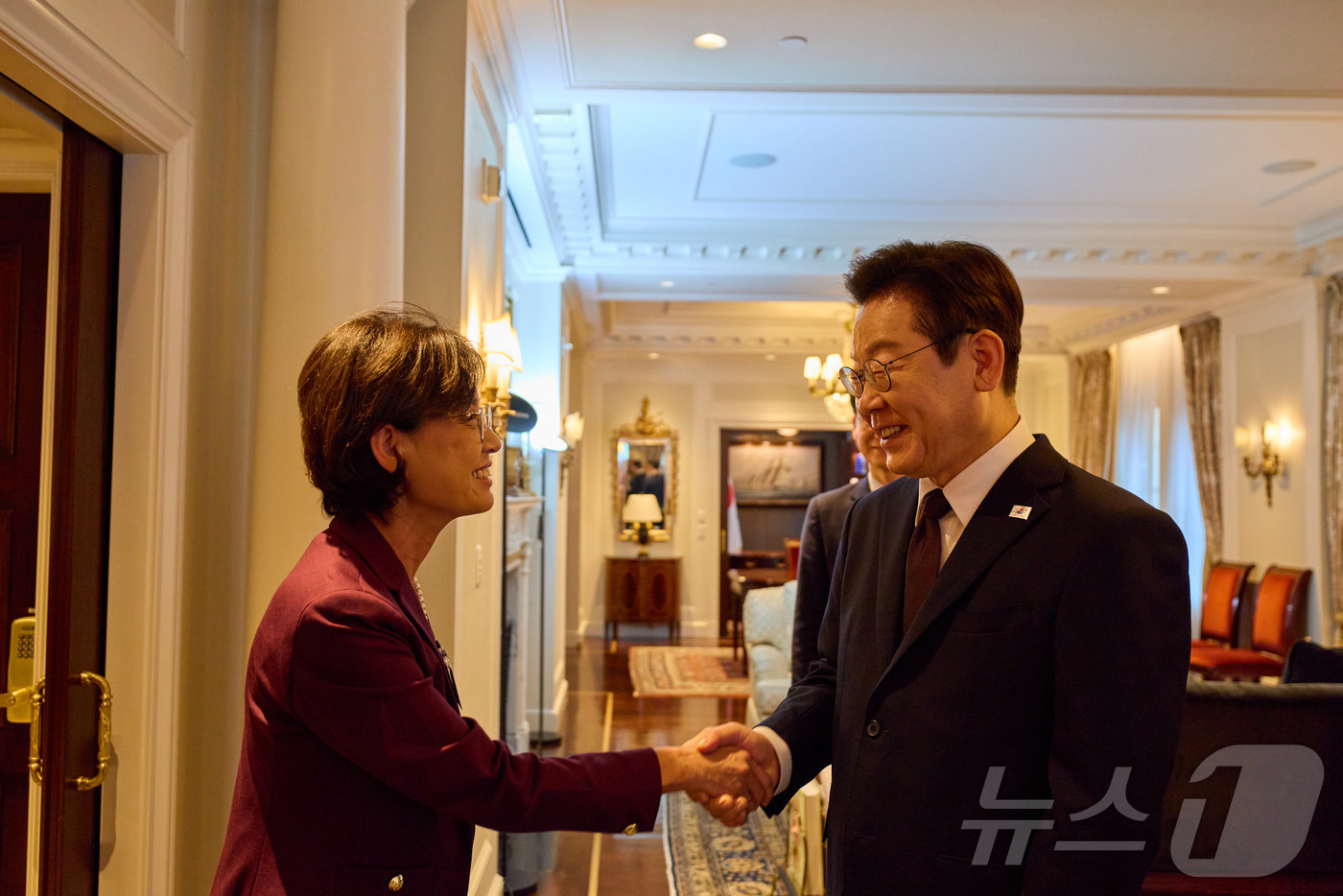 (서울=뉴스1) 이재명 기자 = 이재명 대통령이 22일(현지시간) 미국 뉴욕의 한 호텔에서 미국 상하원 의원들을 접견하고 있다. (대통령실 제공. 재판매 및 DB 금지) 2025. …