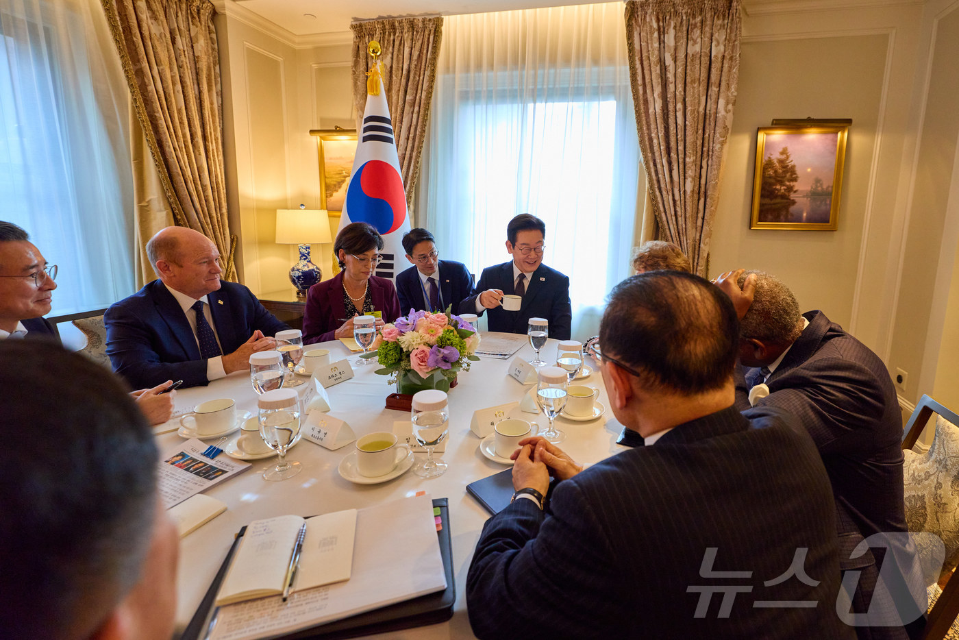 (서울=뉴스1) 이재명 기자 = 이재명 대통령이 22일(현지시간) 미국 뉴욕의 한 호텔에서 미국 상하원 의원들을 접견하고 있다. (대통령실 제공. 재판매 및 DB 금지) 2025. …