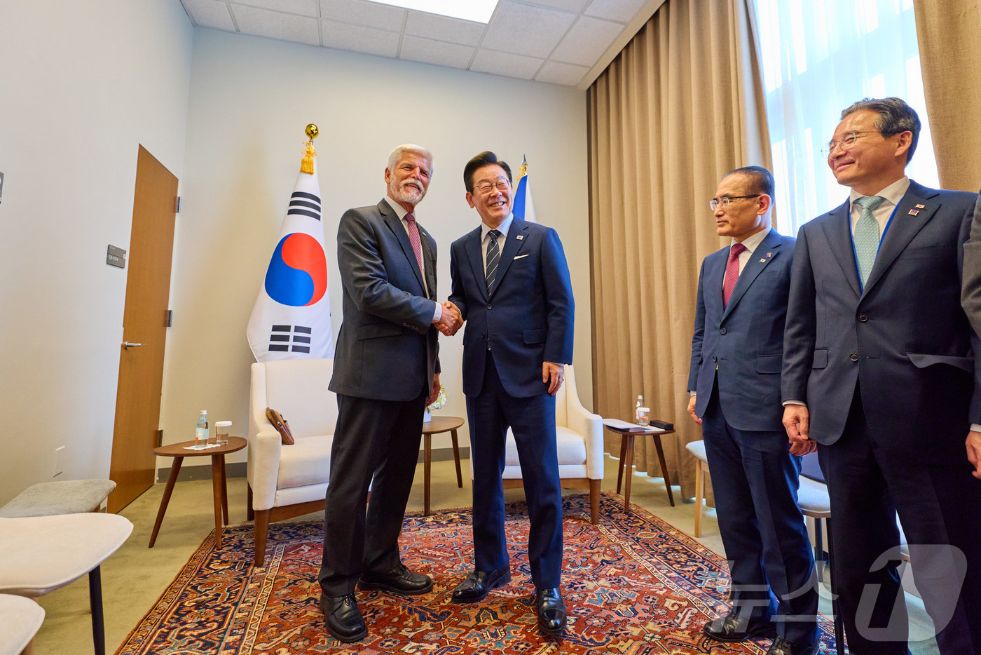 (서울=뉴스1) 이재명 기자 = 이재명 대통령과 페트르 파벨 체코 대통령이 23일(현지시간) 미국 뉴욕 유엔 본부에서 열린 정상회담에 앞서 악수하고 있다. (대통령실 제공. 재판매 …