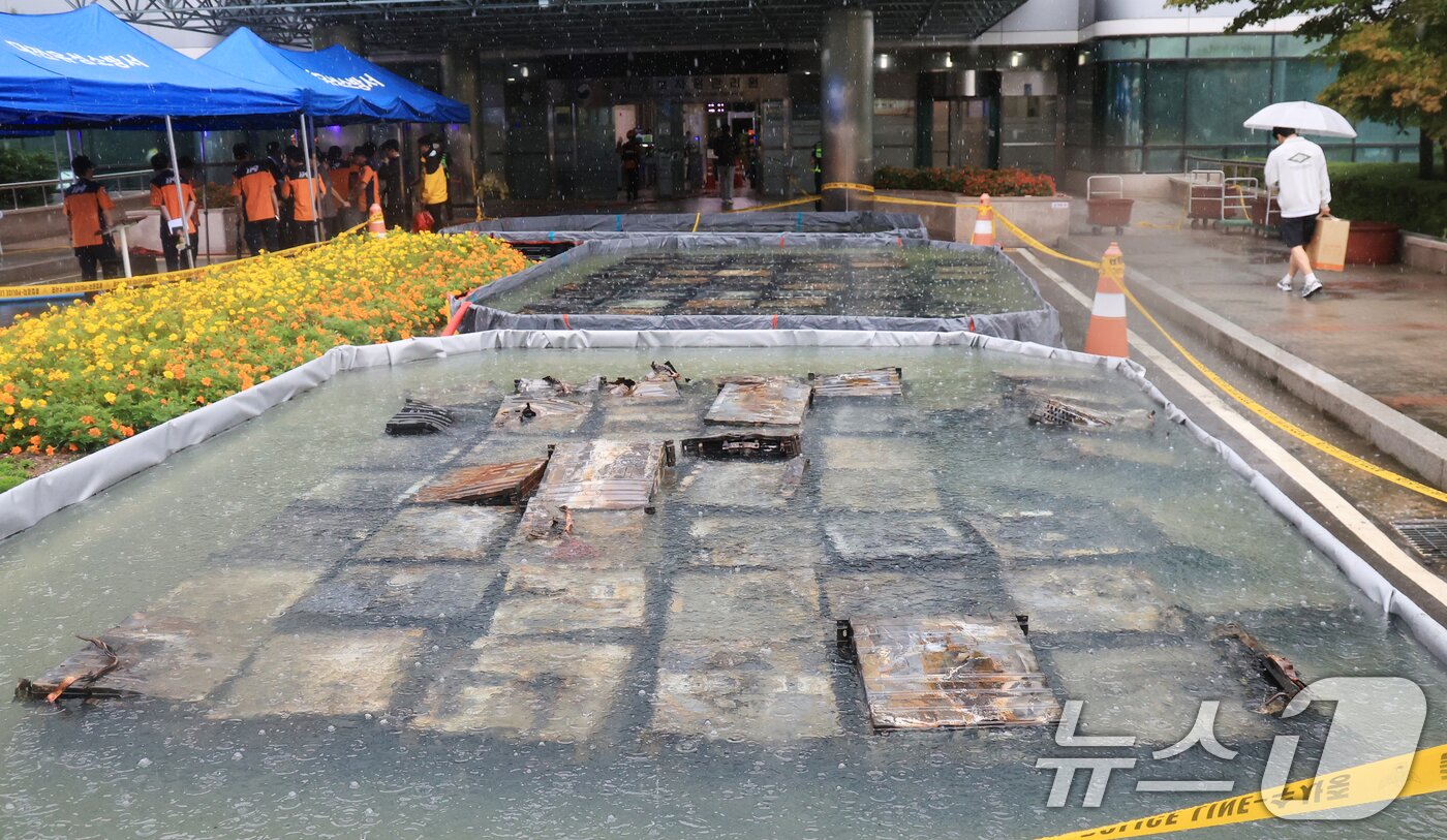 본문 이미지 - 28일 오전 대전 유성구 국가정보자원관리원 화재 현장에 소실된 리튬이온배터리가 소화 수조에 담겨 있다. 2025.9.28/뉴스1 ⓒ News1 김진환 기자