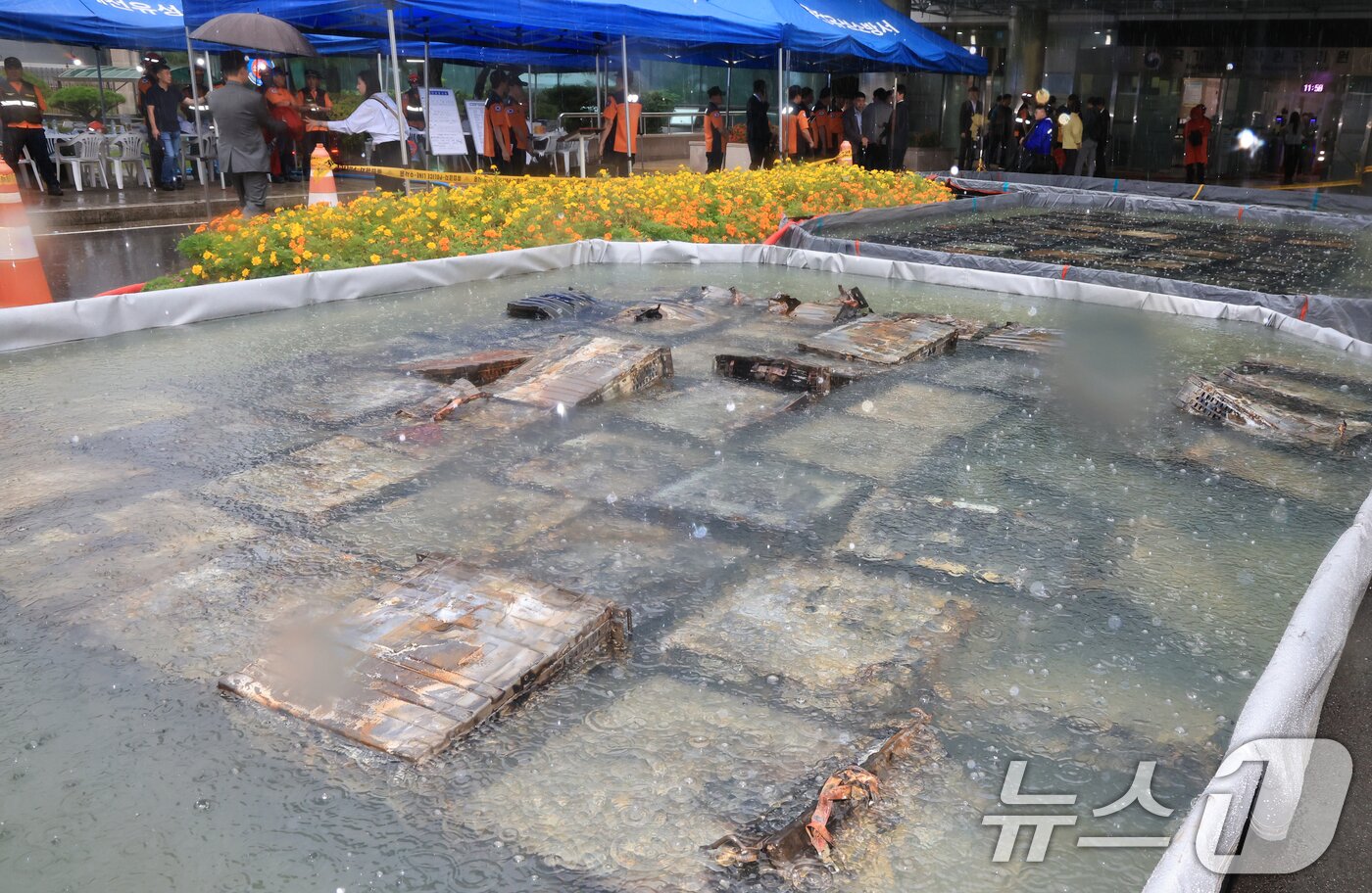 본문 이미지 - 28일 오전 대전 유성구 국가정보자원관리원 화재 현장에 소실된 리튬이온배터리가 소화 수조에 담겨 있다. 2025.9.28/뉴스1 ⓒ News1 김진환 기자