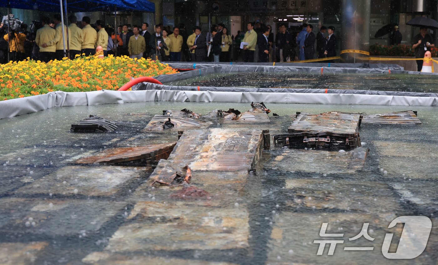 본문 이미지 - 28일 오전 대전 유성구 국가정보자원관리원 화재 현장에 소실된 리튬이온배터리가 소화 수조에 담겨 있다. 2025.9.28/뉴스1 ⓒ News1 김진환 기자