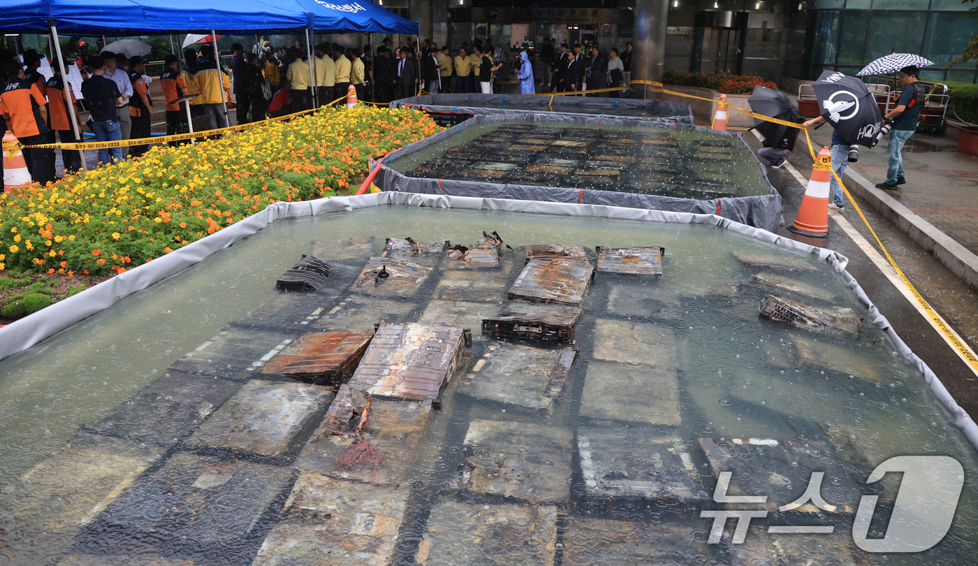 (대전=뉴스1) 김진환 기자 = 28일 오전 대전 유성구 국가정보자원관리원 화재 현장에 소실된 리튬이온배터리가 소화 수조에 담겨 있다. 2025.9.28/뉴스1