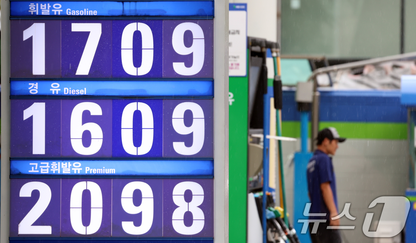 (서울=뉴스1) 김명섭 기자 = 주유소 기름값이 6주 연속 하락한 끝에 상승 전환했다.27일 한국석유공사 유가정보시스템 오피넷에 따르면 9월 넷째 주(21~25일) 전국 주유소 휘 …