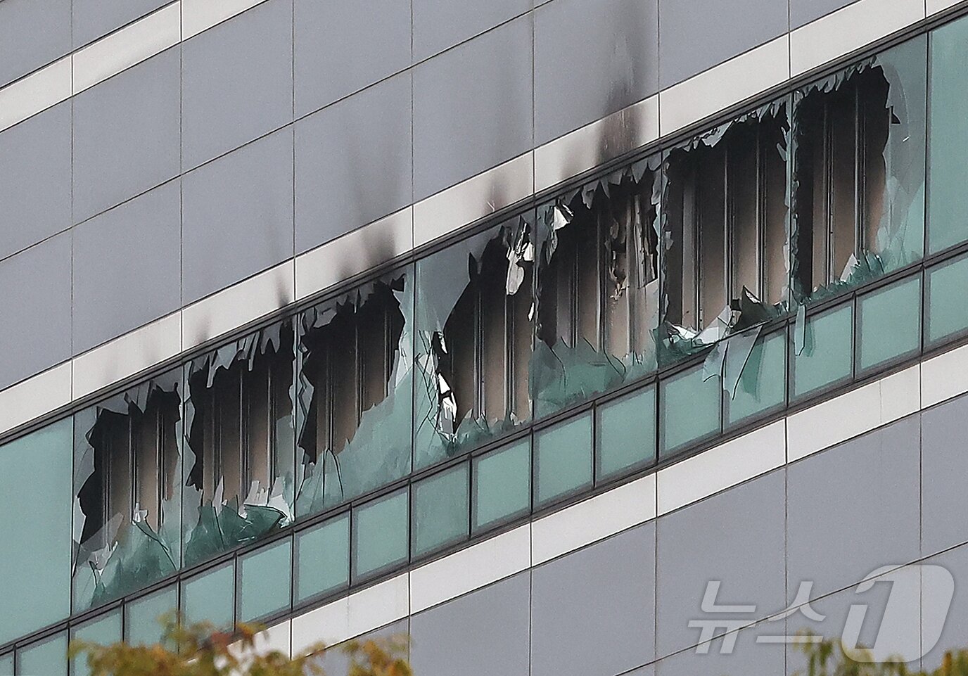 본문 이미지 - 28일 오전 화재가 발생했던 대전 유성구 국가정보자원관리원 화재현장의 모습. 전산 자원을 통합 관리하는 행정안전부 산하 국가정보자원관리원에서 지난 26일 오후 배터리 교체 작업 중 화재가 발생, 정부 온라인 서비스 70개가 마비됐다. 2025.9.28/뉴스1 ⓒ News1 김진환 기자