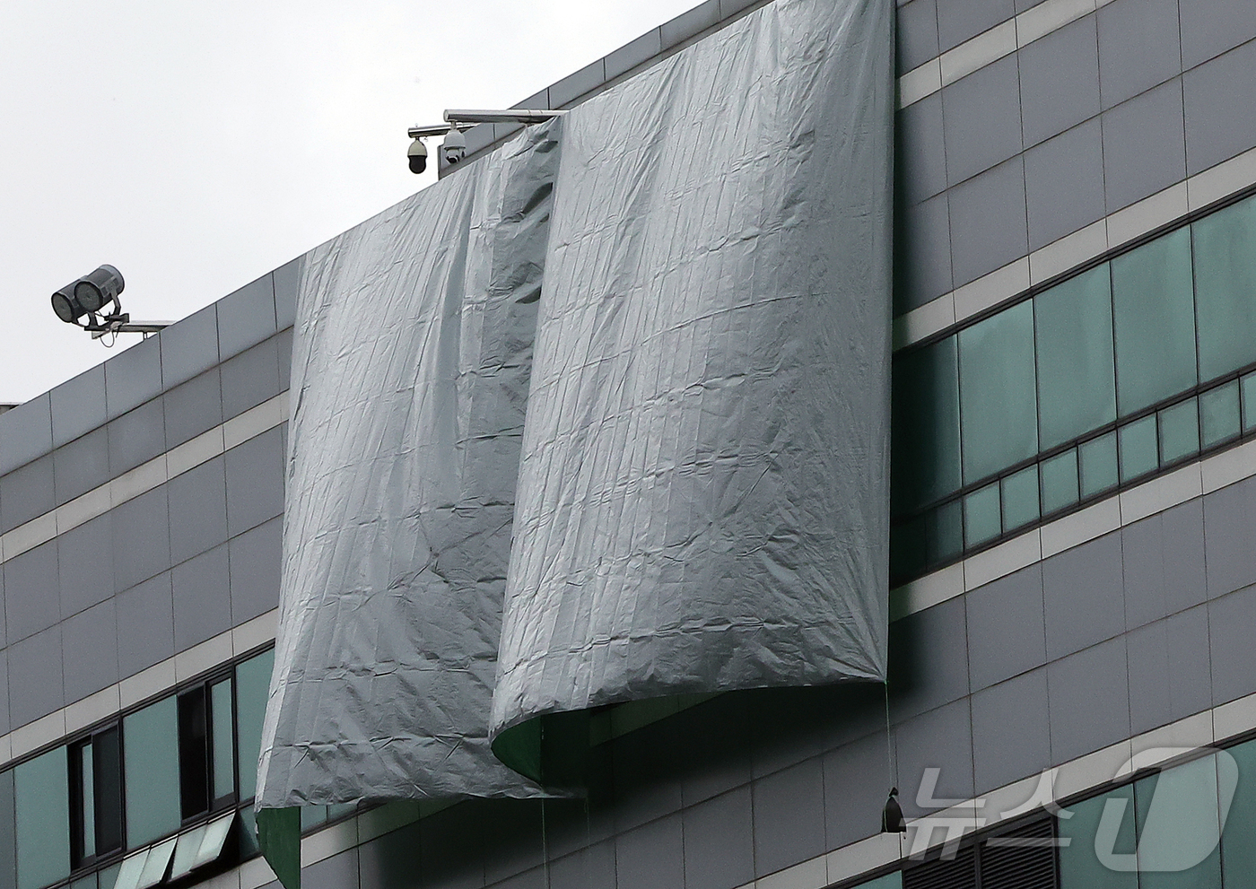 (대전=뉴스1) 김진환 기자 = 28일 오전 화재가 발생했던 대전 유성구 국가정보자원관리원 화재현장이 아침 내린 많은 양의 비로 인해 대형 방수포로 가려져 있다.전산 자원을 통합 …